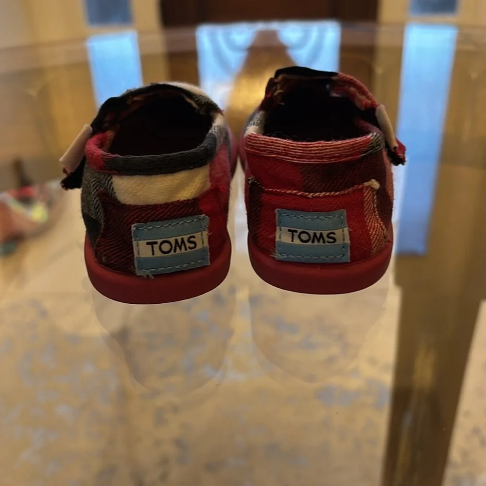 Kids/ toddler Tom’s! Size 5